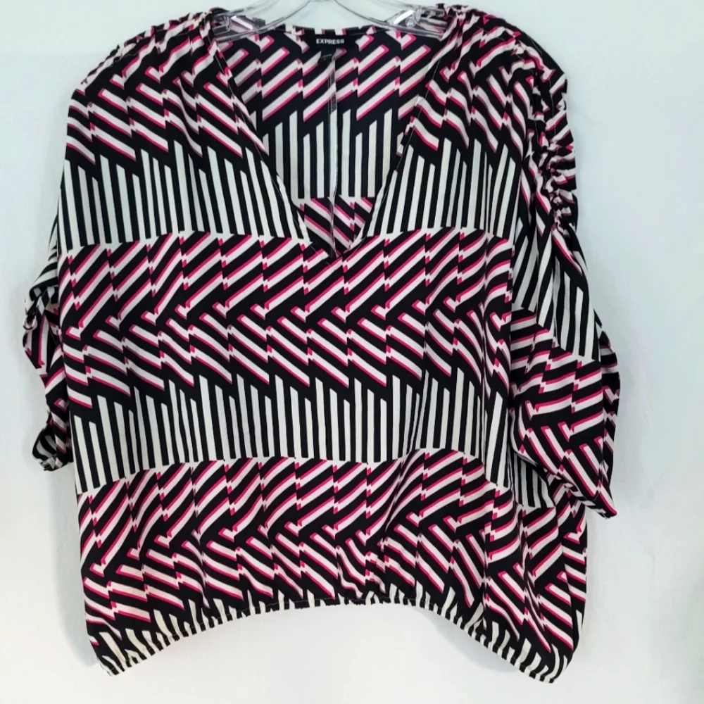 Express Geometric Blouse - Picture 5 of 5